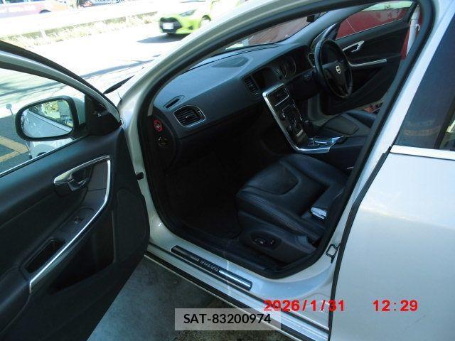 Volvo V60 2012-09 3390539-15