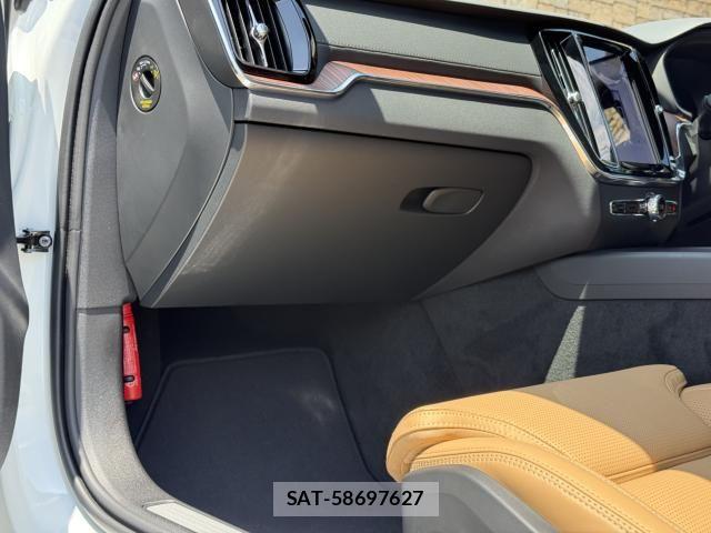 Volvo V60 2025-10 6717679-28