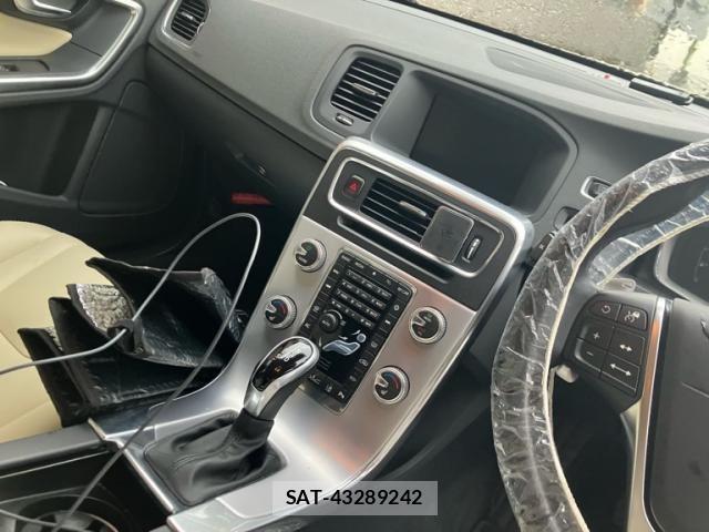 Volvo V60 2017-06 7330986-9
