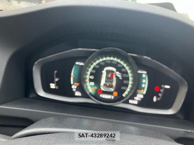 Volvo V60 2017-06 7330986-12