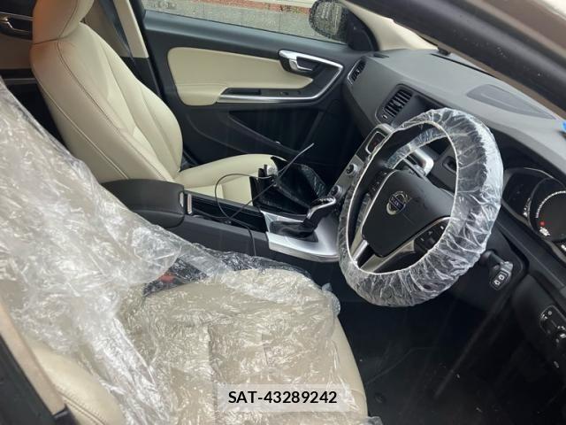 Volvo V60 2017-06 7330986-6