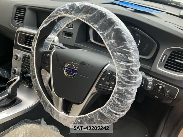 Volvo V60 2017-06 7330986-8