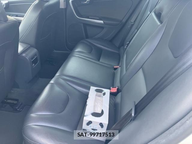 Volvo V60 2016-03 7621145-12