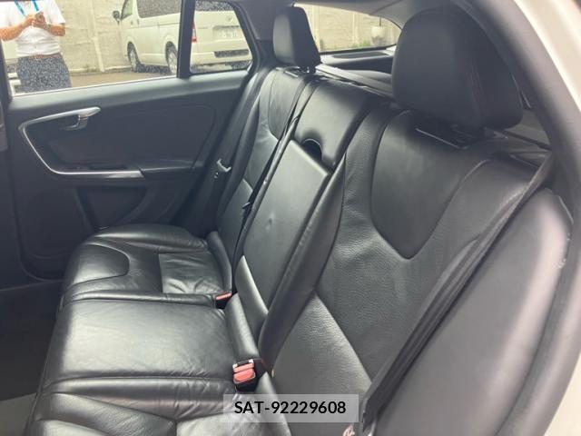 Volvo V60 2013-06 7880336-25