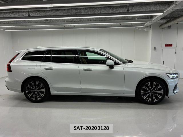 Volvo V60 2024-08 8210886-9