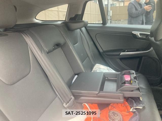 Volvo V60 2016-06 8247089-11