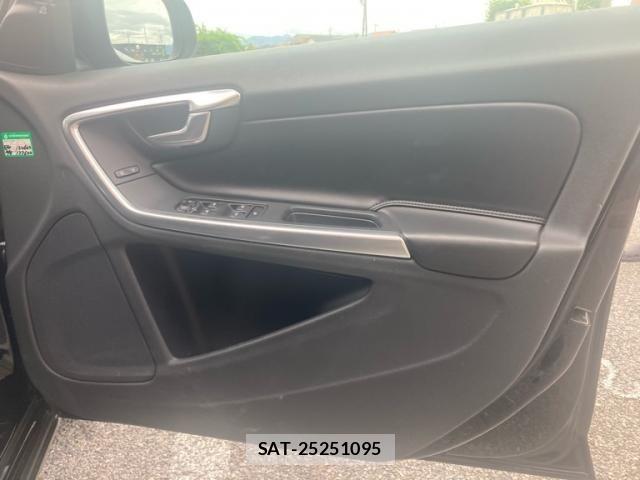 Volvo V60 2016-06 8247089-14