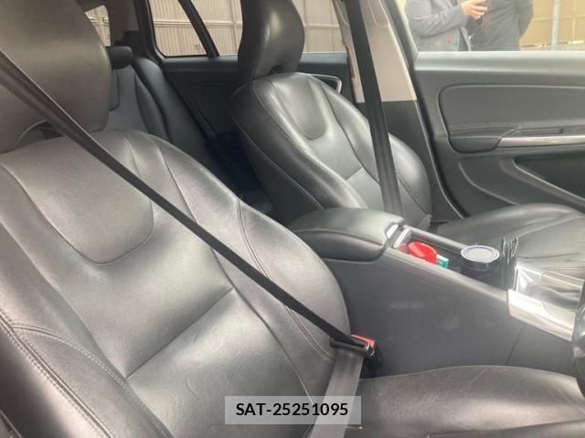 Volvo V60 2016-06 8247089-16