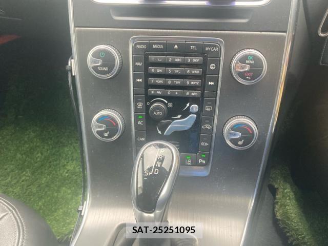 Volvo V60 2016-06 8247089-21