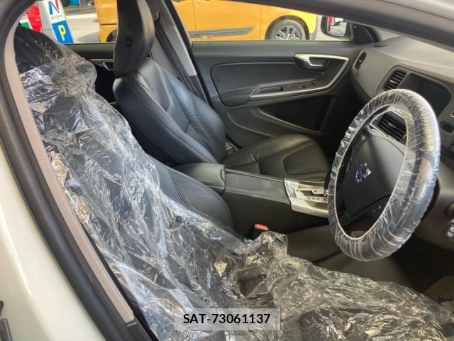 Volvo V60 2011-10 8338400-16