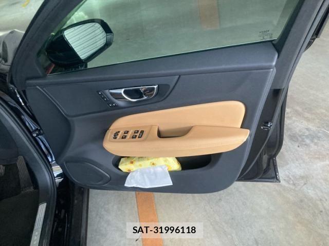 Volvo V60 2019-09 8369629-16