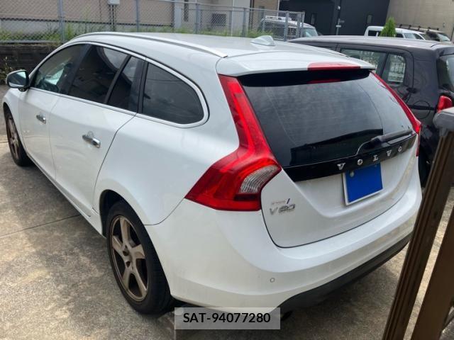 Volvo V60 2011-08 8372342-2
