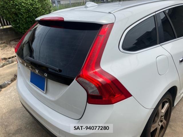 Volvo V60 2011-08 8372342-3
