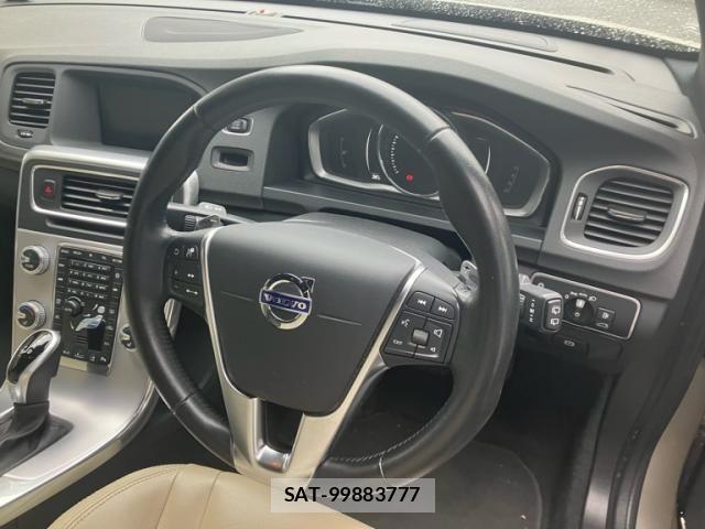 Volvo V60 2017-04 8410998-8