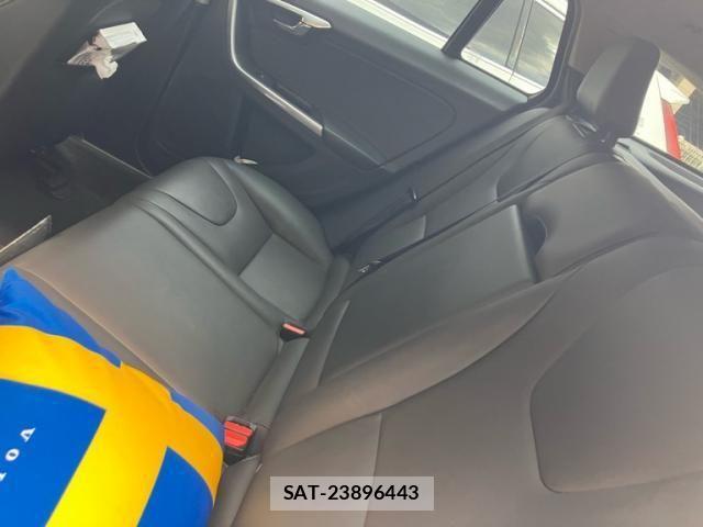 Volvo V60 2015-09 8746674-10