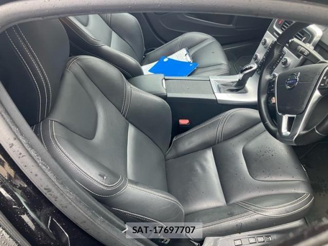 Volvo V60 2017-06 8746672-9