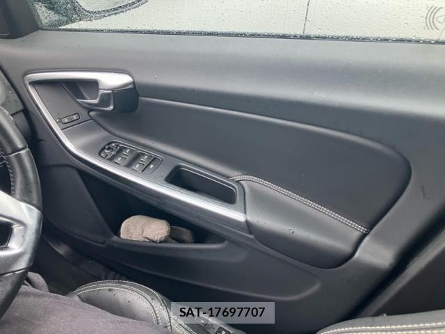 Volvo V60 2017-06 8746672-10