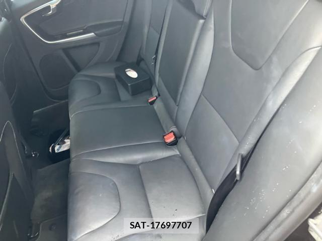 Volvo V60 2017-06 8746672-17