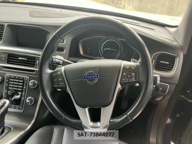 Volvo V60 2014-03 8832364-14