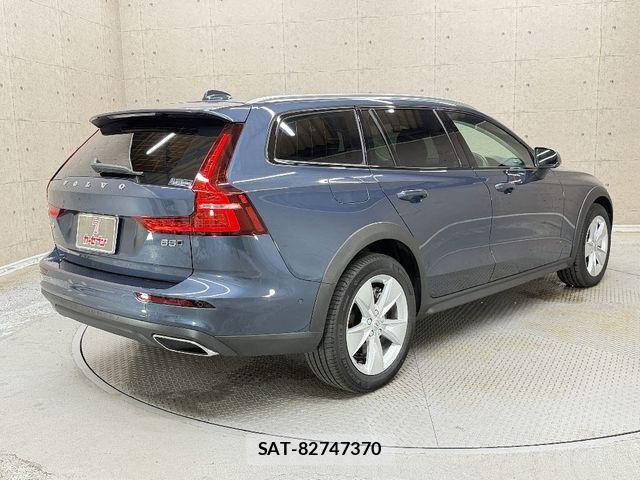 Volvo CROSS COUNTRY 2021-12 8563998-1
