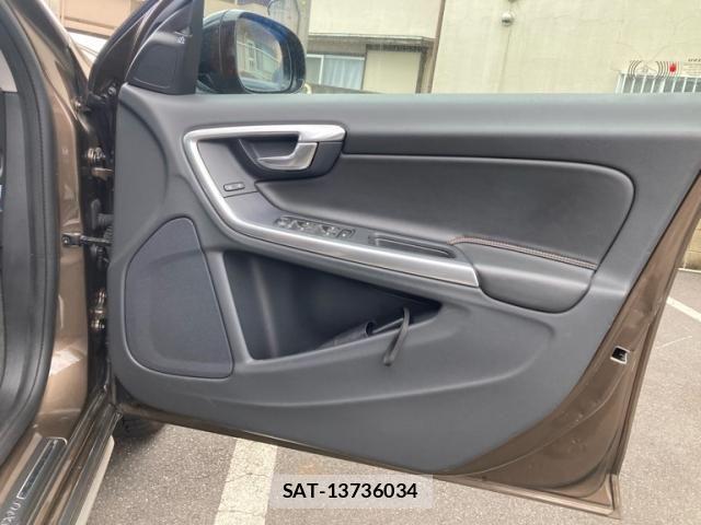 Volvo CROSS COUNTRY 2016-08 8884566-11