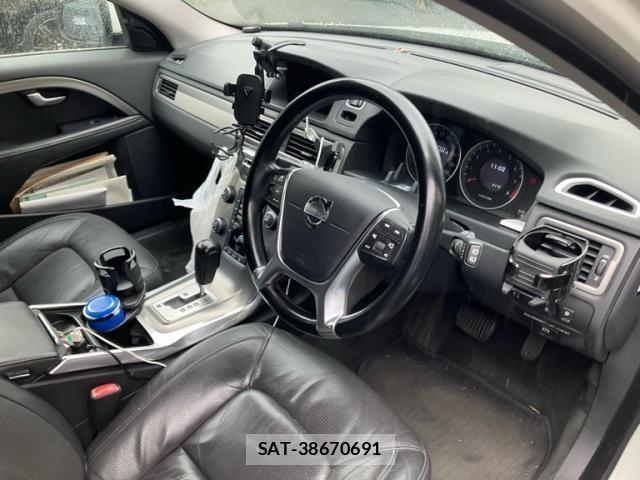 Volvo V70 2012-03 7981476-11