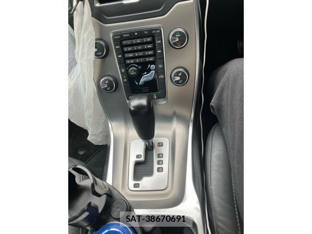 Volvo V70 2012-03 7981476-21