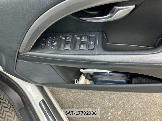 Volvo V70 2012-08 8369632-11
