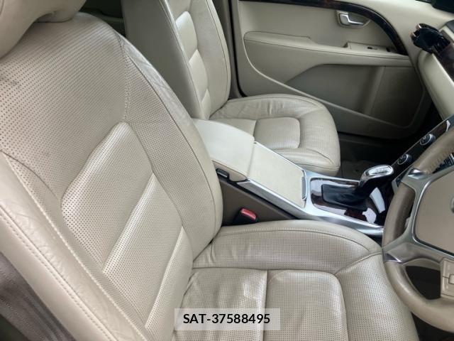 Volvo V70 2012-12 8797867-11