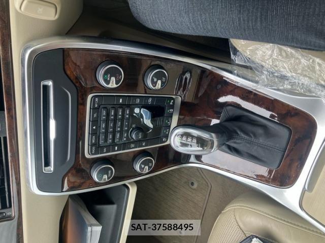 Volvo V70 2012-12 8797867-23