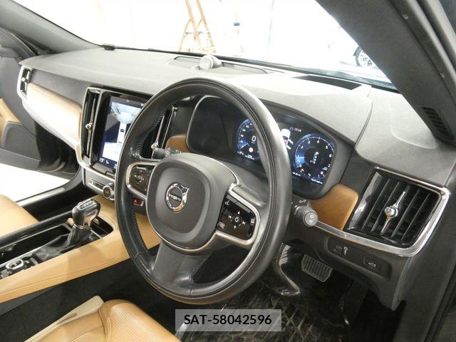 Volvo V90 2017-09 8102549-6
