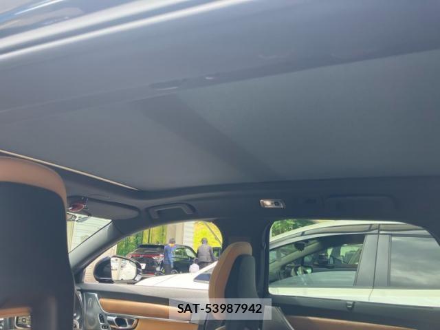 Volvo V90 2018-02 8146952-19