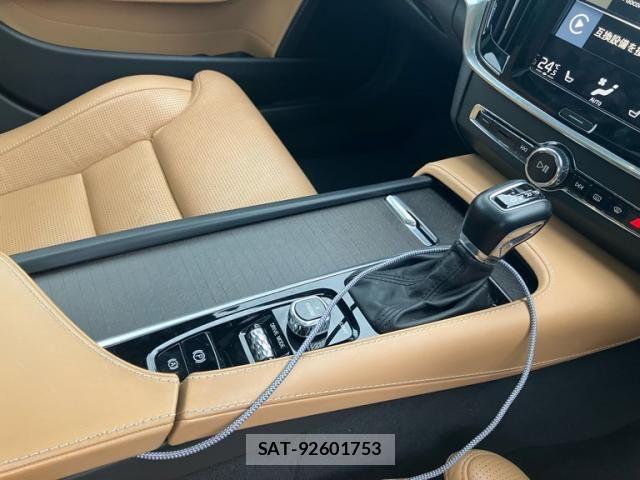 Volvo CROSS COUNTRY 2017-04 8851015-14