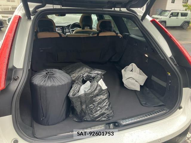 Volvo CROSS COUNTRY 2017-04 8851015-21