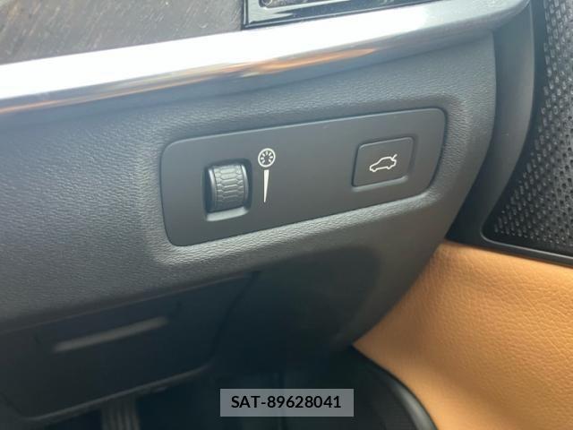 Volvo CROSS COUNTRY 2019-07 8882852-15