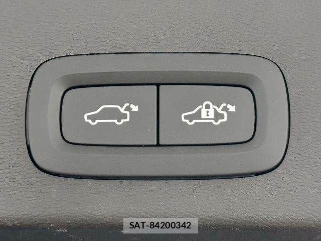 Volvo XC40 2023-09 2086108-9