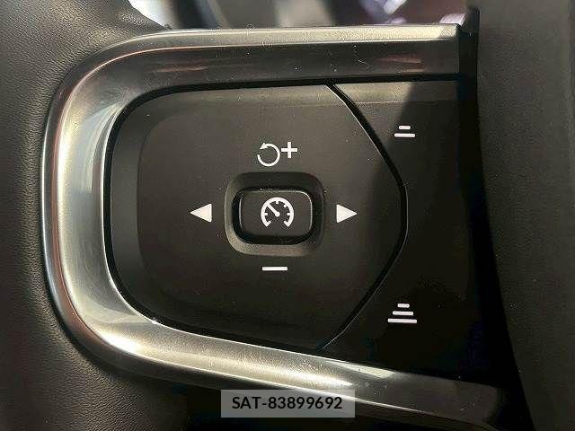 Volvo XC40 2021-12 3068988-9