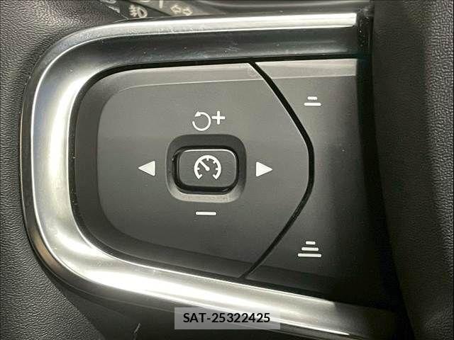 Volvo XC40 2022-05 3415403-9