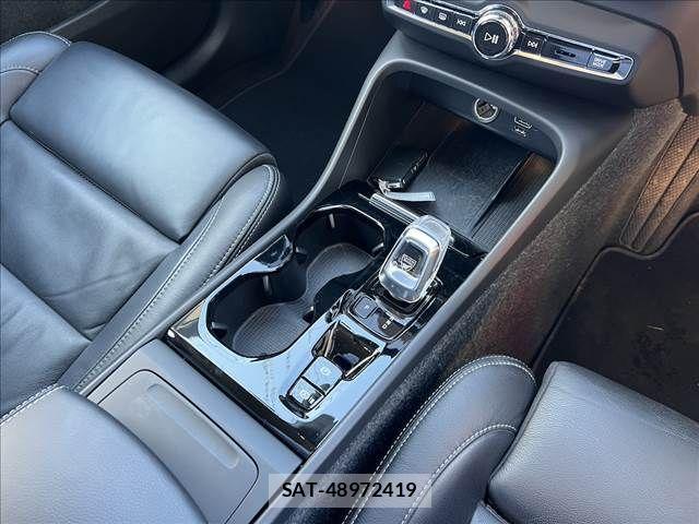 Volvo XC40 2022-06 4051317-18