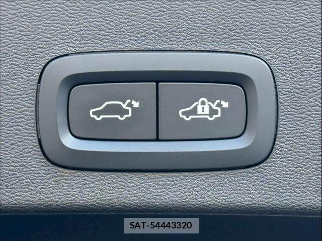Volvo XC40 2024-10 5882204-9