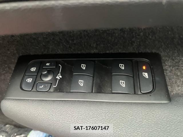 Volvo XC40 2021-12 7272696-17