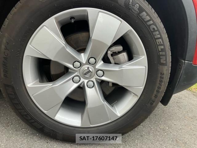 Volvo XC40 2021-12 7272696-4