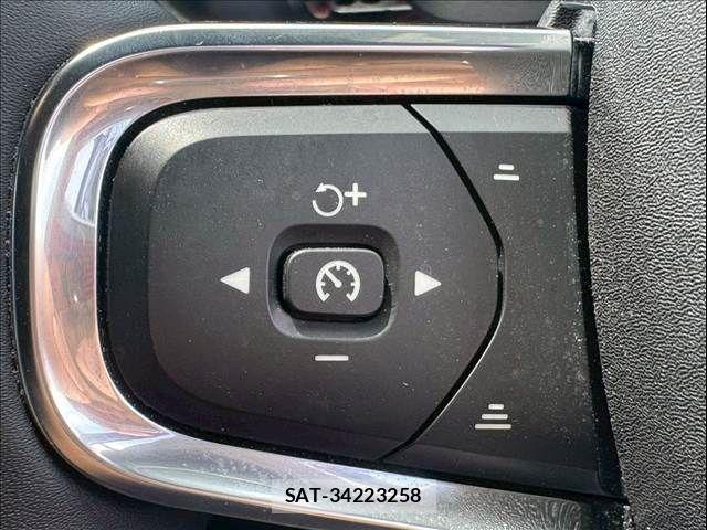 Volvo XC40 2022-10 7730472-9