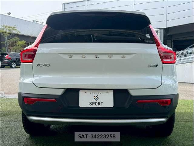 Volvo XC40 2022-10 7730472-13