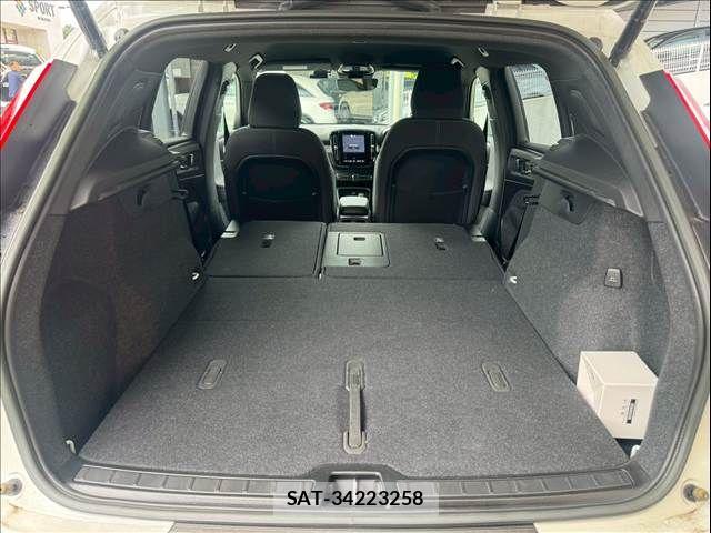 Volvo XC40 2022-10 7730472-17