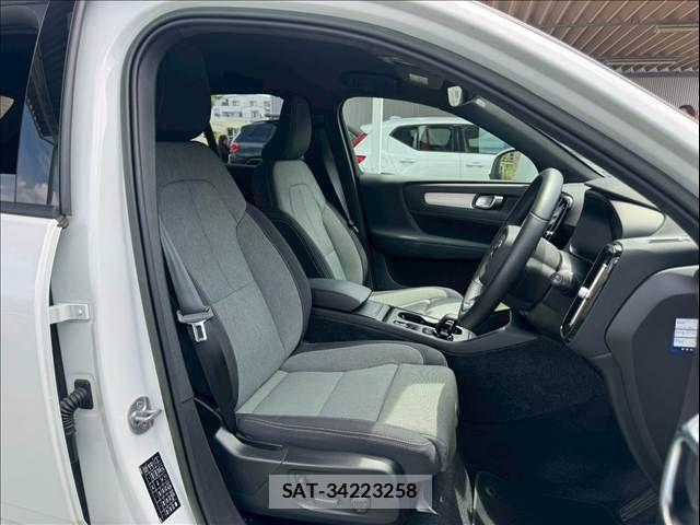 Volvo XC40 2022-10 7730472-5