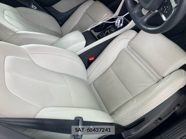 Volvo XC40 2023-10 7730469-8