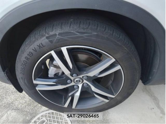 Volvo XC40 2021-12 8102558-4