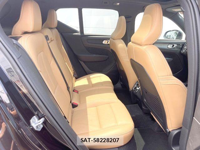Volvo XC40 2021-11 8102557-9