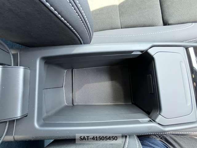 Volvo XC40 2023-09 8132882-12